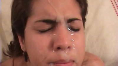 Bela latina brunulino havas malglatan sekson